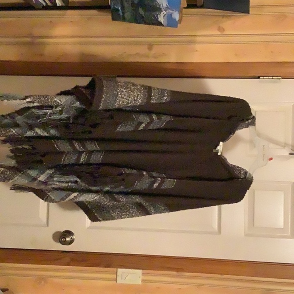 Simply Noelle supersoft wrap w/hood. Sorry it’s sideways. Rotate wouldn’t work..